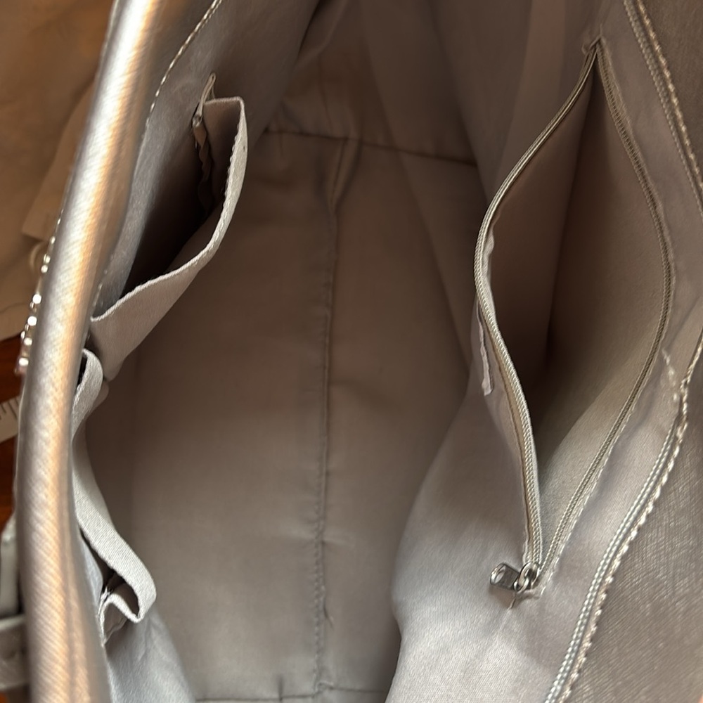 Kenneth Cole Reaction White and Silver Tote Bag with Sophisticated Design - Picture 6 of 7